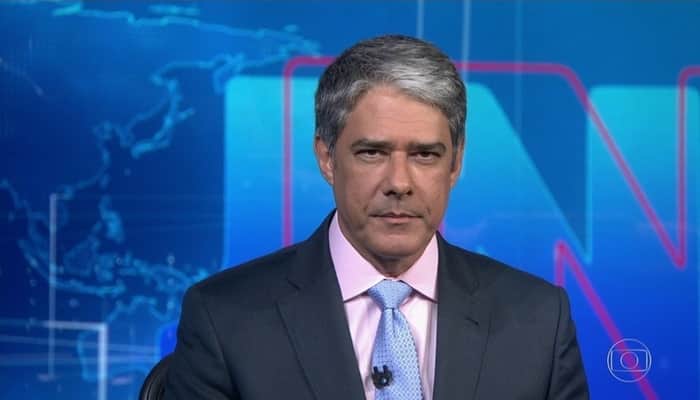 William Bonner no comando do Jornal Nacional, que teve mais audiência que Amor de Mãe (Foto: Reprodução/Globo) William Bonner no comando do Jornal Nacional, que teve mais audiência que Amor de Mãe (Foto: Reprodução/Globo)