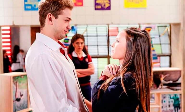 Mirela (Larissa Manoela) e Vini (Vincenzo Richy) de As Aventura de Poliana (Imagem: Divulgação/SBT) Mirela (Larissa Manoela) e Vini (Vincenzo Richy) de As Aventura de Poliana (Imagem: Divulgação/SBT)
