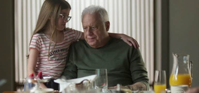 Bom Sucesso, Sofia ajuda o avô, Alberto em sua festa de despedida da vida (Imagem: Reprodução) Bom Sucesso, Sofia ajuda o avô, Alberto em sua festa de despedida da vida (Imagem: Reprodução)