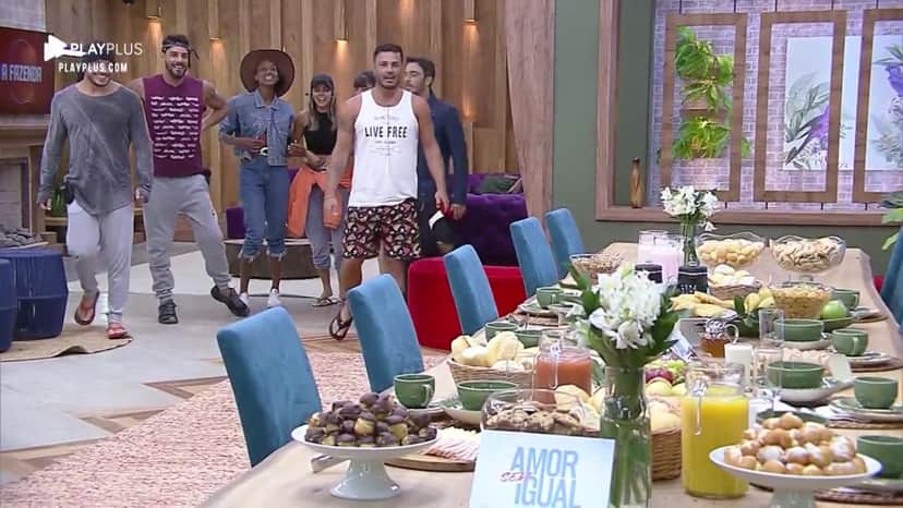 Dani Moreno e Thiago Rodrigues de Amor Sem Igual se dirigem para tomar café da manhã em A Fazenda com os peões (Foto: Reprodução/PlayPlus) Dani Moreno e Thiago Rodrigues de Amor Sem Igual se dirigem para tomar café da manhã em A Fazenda com os peões (Foto: Reprodução/PlayPlus)