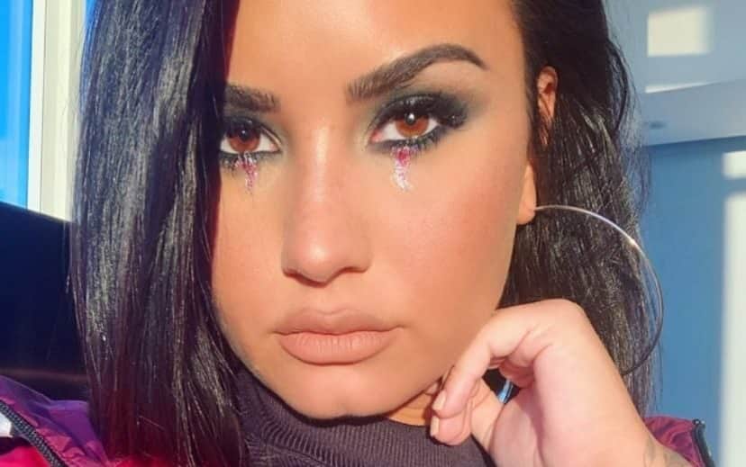Demi Lovato faz tatuagem em seu pescoço após overdose e fãs reagem (Foto: Reprodução) Demi Lovato faz tatuagem em seu pescoço após overdose e fãs reagem (Foto: Reprodução)