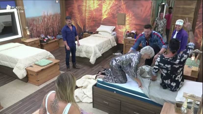 Andréa se divertiu com os amigos na última festa de A Fazenda 11 (Foto: Reprodução/PlayPlus) Andréa se divertiu com os amigos na última festa de A Fazenda 11 (Foto: Reprodução/PlayPlus)