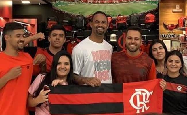 Goleiro Bruno com torcedores do Flamengo (Foto: Reprodução) Goleiro Bruno com torcedores do Flamengo (Foto: Reprodução)