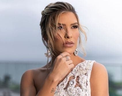 A ex-dançarina do Faustão da Globo, Lore Improta está processanddo estilista após ficar sem roupa na frente de um monte de gente (Foto: Reprodução/Instagram) A ex-dançarina do Faustão da Globo, Lore Improta está processanddo estilista após ficar sem roupa na frente de um monte de gente (Foto: Reprodução/Instagram)