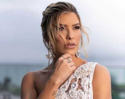 A ex-dançarina do Faustão da Globo, Lore Improta está processanddo estilista após ficar sem roupa na frente de um monte de gente (Foto: Reprodução/Instagram) A ex-dançarina do Faustão da Globo, Lore Improta está processanddo estilista após ficar sem roupa na frente de um monte de gente (Foto: Reprodução/Instagram)