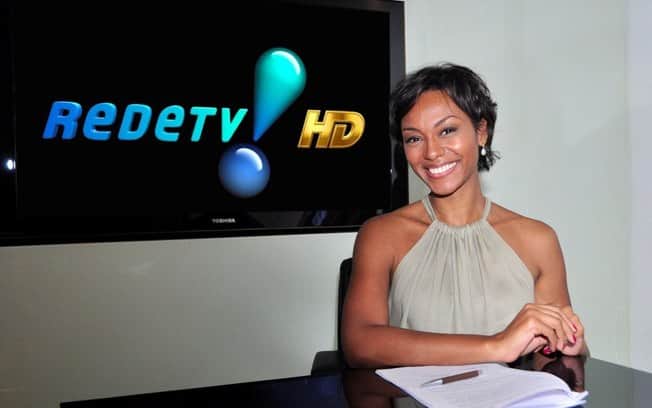 A famosa jornalista da RedeTV!, Luciana Camargo é demitida pouco mais de um anos após se mudar para Nova York para trabalhar como correspondente (Foto: Reprodução) A famosa jornalista da RedeTV!, Luciana Camargo é demitida pouco mais de um anos após se mudar para Nova York para trabalhar como correspondente (Foto: Reprodução)