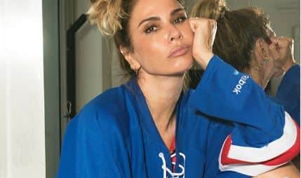 A famosa apresentadora do SuperPop da RedeTV!, Luciana Gimenez surpreendeu ao aparecer só de bota e calcinha nas redes sociais (Foto: Reprodução/Instagram) A famosa apresentadora do SuperPop da RedeTV!, Luciana Gimenez surpreendeu ao aparecer só de bota e calcinha nas redes sociais (Foto: Reprodução/Instagram)