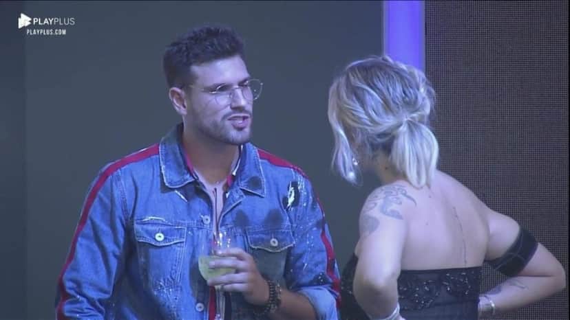 Tati e Guilherme discutindo na última festa de A Fazenda 11 da Record (Foto: Reprodução/PlayPlus) Tati e Guilherme discutindo na última festa de A Fazenda 11 da Record (Foto: Reprodução/PlayPlus)