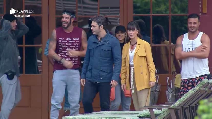 Dani Moreno e Thiago Rodrigues de Amor Sem Igual se dirigem para tomar café da manhã em A Fazenda com os peões (Foto: Reprodução/PlayPlus) Dani Moreno e Thiago Rodrigues de Amor Sem Igual se dirigem para tomar café da manhã em A Fazenda com os peões (Foto: Reprodução/PlayPlus)