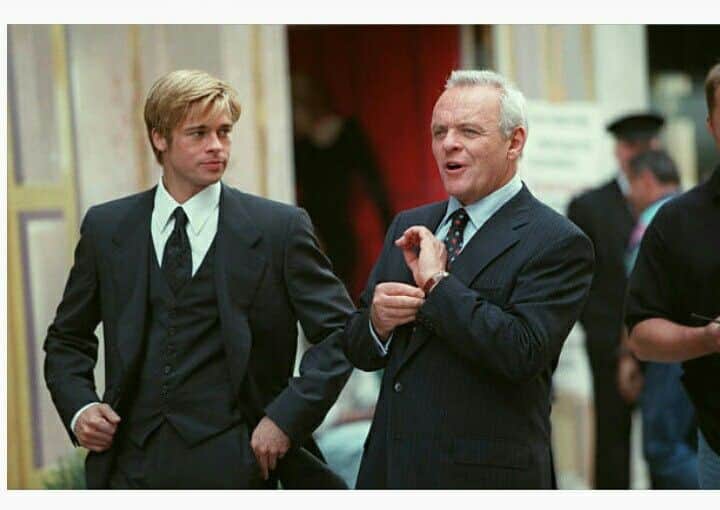 Brad Pitt ao lado de Anthony Hopkins nos bastidores de Encontro Marcado, filme de 1997 (Foto: Reprodução) Brad Pitt ao lado de Anthony Hopkins nos bastidores de Encontro Marcado, filme de 1997 (Foto: Reprodução)
