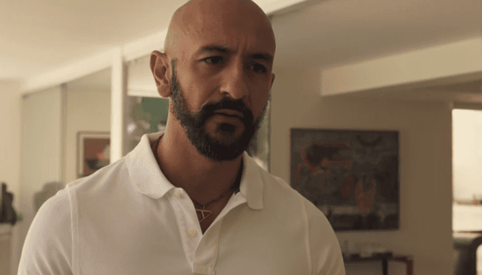 Álvaro (Irandhir Santos) vai desmascarar Amanda (Camila Márdilla) em Amor de Mãe (Foto: Reprodução/Globo) Álvaro (Irandhir Santos) vai desmascarar Amanda (Camila Márdilla) em Amor de Mãe (Foto: Reprodução/Globo)