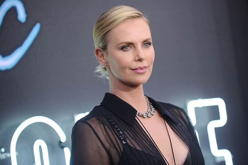 A atriz Charlize Theron comentou como ocorreu a morte de seu pai e emociona (Foto: Reprodução) A atriz Charlize Theron comentou como ocorreu a morte de seu pai e emociona (Foto: Reprodução)