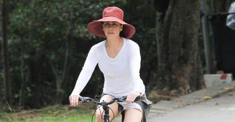 Fernanda Torres de bicicleta durante passeio com o filho Antonio (Foto: Reprodução) Fernanda Torres de bicicleta durante passeio com o filho Antonio (Foto: Reprodução)