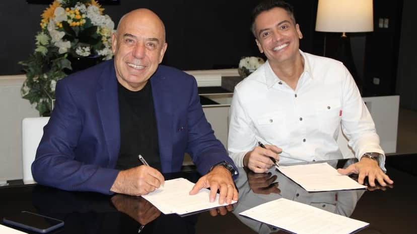 Leo Dias acerta contrato com a RedeTV!; na foto, o jornalista aparece com o presidente da emissora, Amilcare Dallevo Jr. Imagem: Divulgação/RedeTV! Leo Dias acerta contrato com a RedeTV!; na foto, o jornalista aparece com o presidente da emissora, Amilcare Dallevo Jr. Imagem: Divulgação/RedeTV!