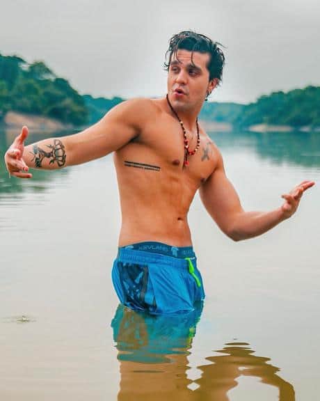 Luan Santana choca a web ao surgir sem camisa no Rio Amazonas (Divulgação/Instagram) Luan Santana choca a web ao surgir sem camisa no Rio Amazonas (Divulgação/Instagram)