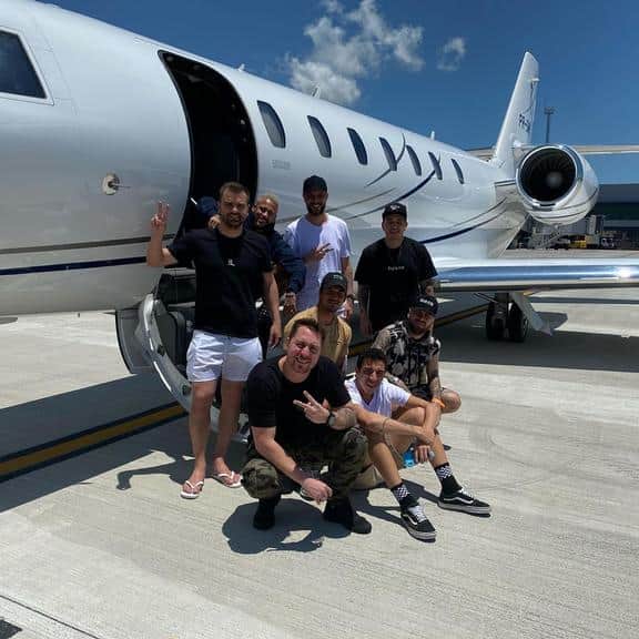 Neymar Jr. e Gabriel Medina viajam para Bahia com seus amigos de jatinho para curtir final de ano (Foto: Reprodução) Neymar Jr. e Gabriel Medina viajam para Bahia com seus amigos de jatinho para curtir final de ano (Foto: Reprodução)