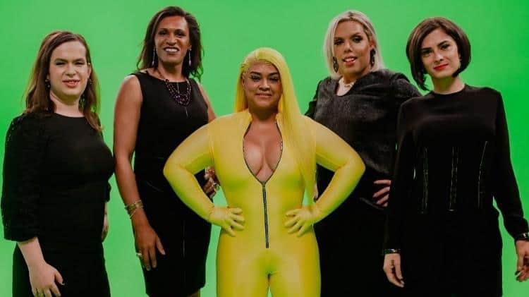 Preta Gil entre as mulheres transexuais que participam do seu clipe Só o Amor Preta Gil entre as mulheres transexuais que participam do seu clipe Só o Amor