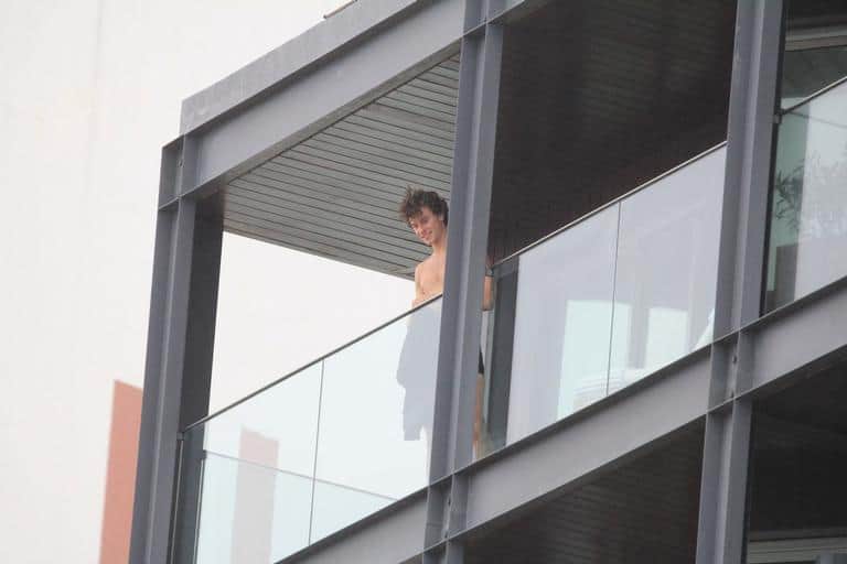 Shawn Mendes aparece apenas de sunga em hotel do Rio de Janeiro (Foto: Reprodução) Shawn Mendes aparece apenas de sunga em hotel do Rio de Janeiro (Foto: Reprodução)