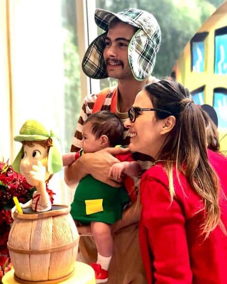Tata Wernerck e Rafa Vitti comemoram 2 meses de Clara Maria vestidos de Chaves (Divulgação/Instagram) Tata Wernerck e Rafa Vitti comemoram 2 meses de Clara Maria vestidos de Chaves (Divulgação/Instagram)
