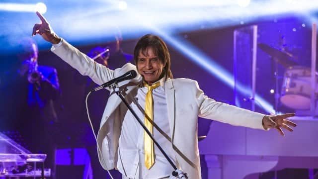 Roberto Carlos em um show em Curitiba, que fará parte de seu especial de fim de ano ( Foto: Fabio Rocha/ Rede Globo) Roberto Carlos em um show em Curitiba, que fará parte de seu especial de fim de ano ( Foto: Fabio Rocha/ Rede Globo)