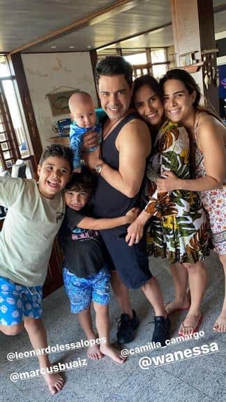 Zezé Di Camargo reencontra as filhas após Natal separados (Foto: Instagram) Zezé Di Camargo reencontra as filhas após Natal separados (Foto: Instagram)