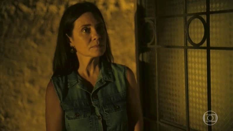 Thelma (Adriana Esteves) dará pista de crime do passado em Amor de Mãe (Foto: Reprodução/Globo) Thelma (Adriana Esteves) dará pista de crime do passado em Amor de Mãe (Foto: Reprodução/Globo)