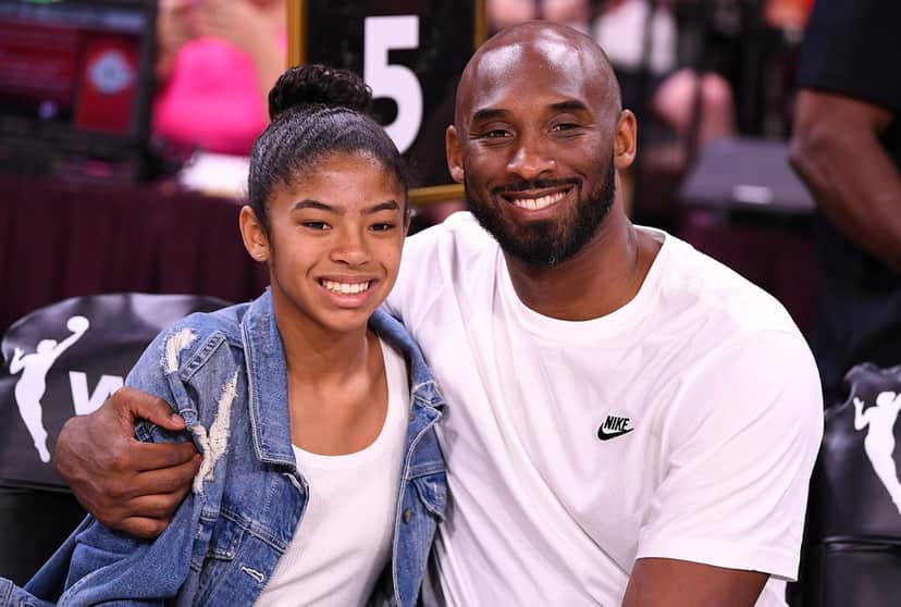 Kobe Bryant e a filha Gianna no All Star Game da WNBA — Foto: Reuters Kobe Bryant e a filha Gianna no All Star Game da WNBA — Foto: Reuters