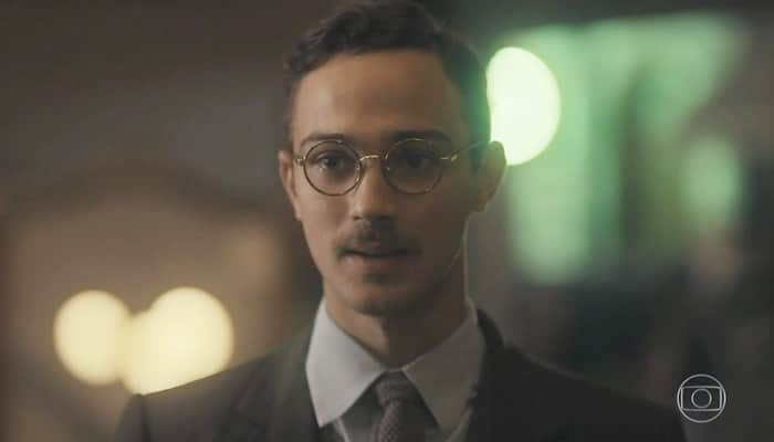 Julinho (André Luiz Frambach) decidirá deixar a casa da mãe em Éramos Seis (Foto: Reprodução/Globo) Julinho (André Luiz Frambach) decidirá deixar a casa da mãe em Éramos Seis (Foto: Reprodução/Globo)