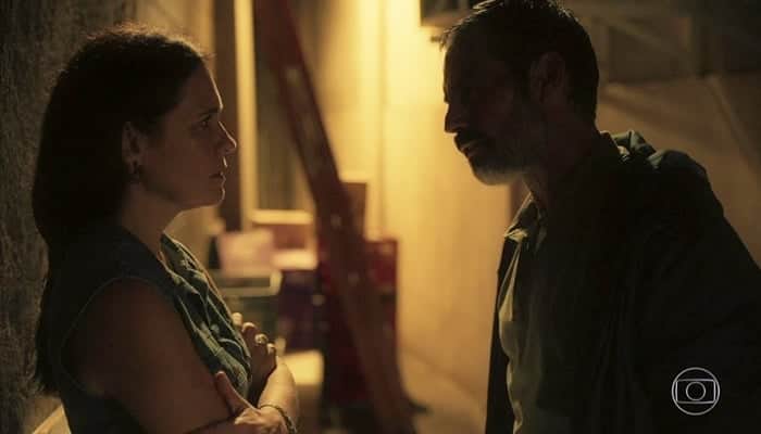 Thelma (Adriana Esteves) ajudará Gabo (Felipe Duarte) a escapar da polícia em Amor de Mãe (Foto: Reprodução/Globo) Thelma (Adriana Esteves) ajudará Gabo (Felipe Duarte) a escapar da polícia em Amor de Mãe (Foto: Reprodução/Globo)
