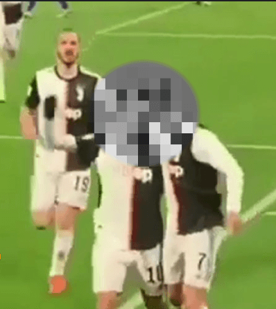 Cristiano Ronaldo beija jogador na boca depois de marcar gol pela Juventus (Foto: Reprodução) Cristiano Ronaldo beija jogador na boca depois de marcar gol pela Juventus (Foto: Reprodução)