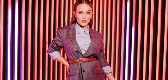 A famosa ex-atriz do SBT e atual contratada da Globo, Larissa Manoela voltou a agitar a internet ao evitar falar sobre a nova emissora em evento da Netflix (Foto: Reprodução/Instagram) A famosa ex-atriz do SBT e atual contratada da Globo, Larissa Manoela voltou a agitar a internet ao evitar falar sobre a nova emissora em evento da Netflix (Foto: Reprodução/Instagram)