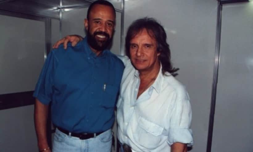 Carlos Alberto de Deus ao lado do cantor Roberto Carlos (Foto: Reprodução) Carlos Alberto de Deus ao lado do cantor Roberto Carlos (Foto: Reprodução)