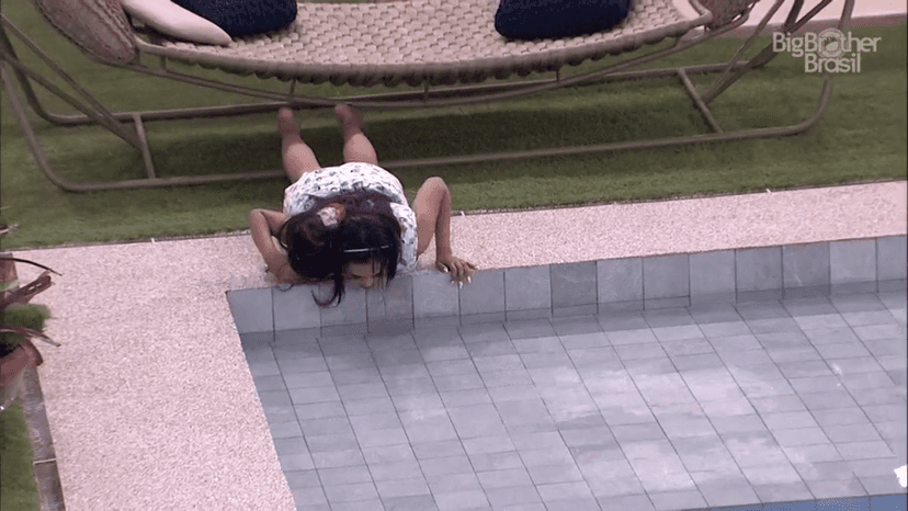 Flayslane tomou água da piscina no BBB20 durante confraternização (foto: Reprodução/Gshow) Flayslane tomou água da piscina no BBB20 durante confraternização (foto: Reprodução/Gshow)
