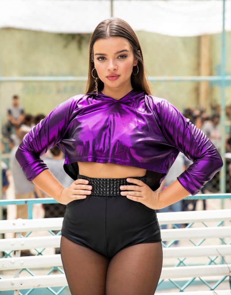 Nanda toma coragem e volta a cantar na novela Malhação Nanda toma coragem e volta a cantar na novela Malhação