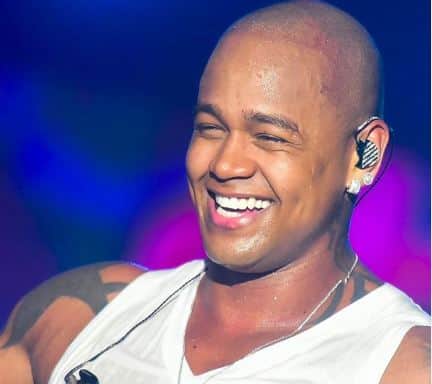O famoso cantor de axé, Léo Santana se tornou um dos assuntos mais comentados nas redes sociais ao fazer uma dança para de inusitada em um de seus tantos show ao redor do país (Foto: Reprodução/Instagram) O famoso cantor de axé, Léo Santana se tornou um dos assuntos mais comentados nas redes sociais ao fazer uma dança para de inusitada em um de seus tantos show ao redor do país (Foto: Reprodução/Instagram)