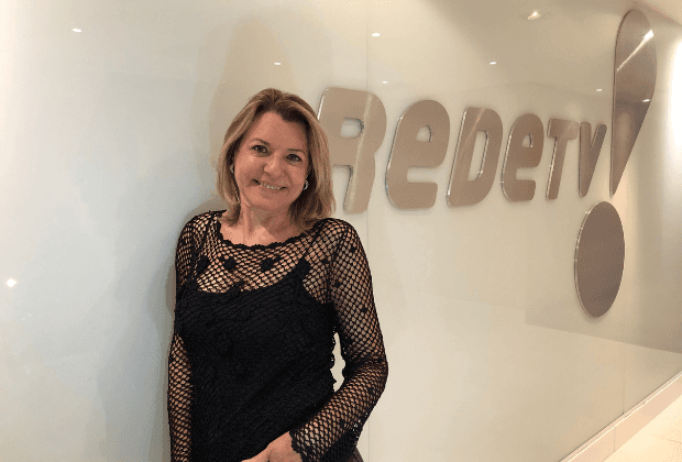 A famosa apresentadora e jornalista brasileira, Olga Bongiovanni foi pega de surpresa ao descobrir sua demissão da RedeTV! pela imprensa nesta terça-feira (Foto: Reprodução/Divulgação) A famosa apresentadora e jornalista brasileira, Olga Bongiovanni foi pega de surpresa ao descobrir sua demissão da RedeTV! pela imprensa nesta terça-feira (Foto: Reprodução/Divulgação)