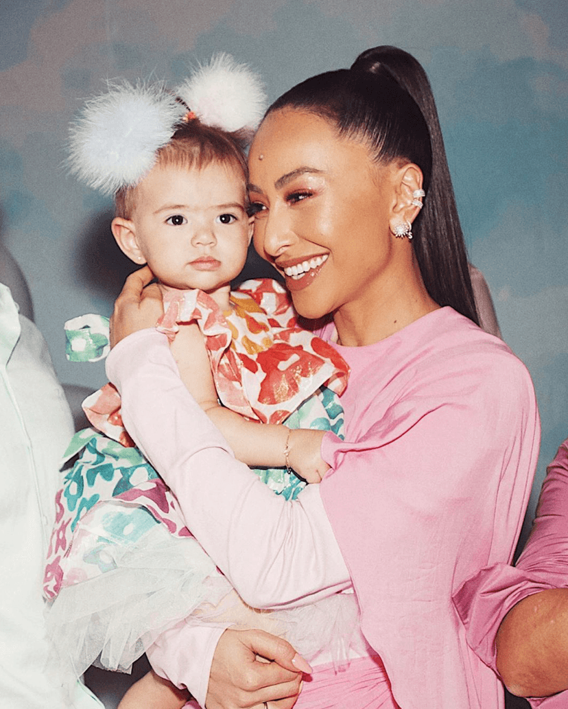 Sabrina Sato sempre faz questão de montar looks criativos para Zoe, sua filha Sabrina Sato sempre faz questão de montar looks criativos para Zoe, sua filha