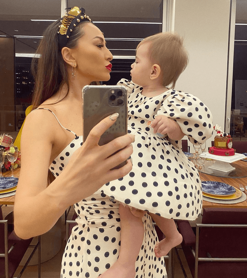 Zoe e Sabrina Sato de vestidos de bolinha Zoe e Sabrina Sato de vestidos de bolinha