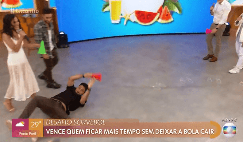 derrubou André Curvello no Encontro com Fátima Bernardes (Foto: Reprodução) Globo Patrícia Poeta derrubou André Curvello no Encontro com Fátima Bernardes (Foto: Reprodução) Globo Patrícia Poeta