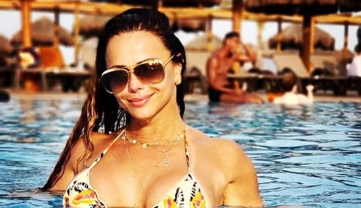 A famosa atriz da Globo e rainha de bateria do Salgueiro, Viviane Araújo causou o maior tumulto ao aparecer de maiô cavado nas redes sociais A famosa atriz da Globo e rainha de bateria do Salgueiro, Viviane Araújo causou o maior tumulto ao aparecer de maiô cavado nas redes sociais