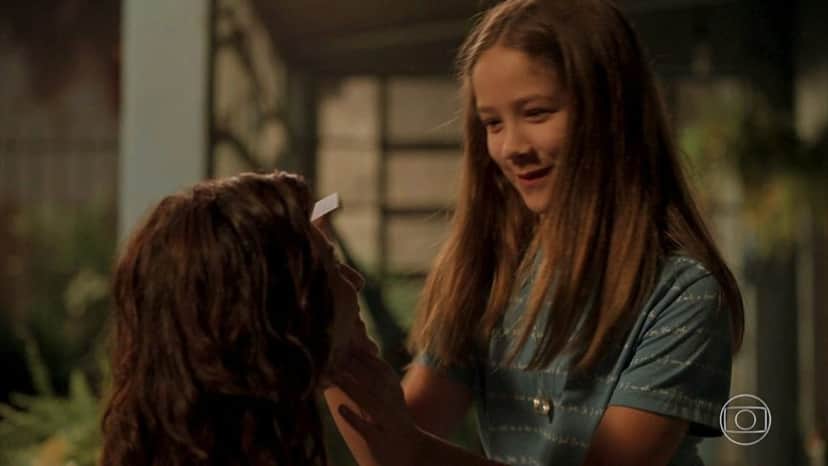 Brenda (Clara Galinari) maquia sua mãe em cena de Amor de Mãe Brenda (Clara Galinari) maquia sua mãe em cena de Amor de Mãe