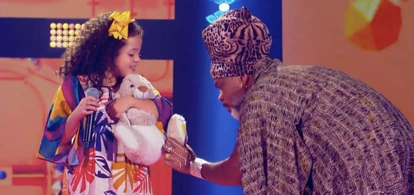 Carol Breder e Carlinhos Brown no The Voice Kids deste domingo (26); candidata levou coelho da sorte (Foto: Reprodução) Carol Breder e Carlinhos Brown no The Voice Kids deste domingo (26); candidata levou coelho da sorte (Foto: Reprodução)