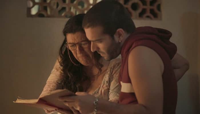 Lurdes vasculha a vida de Kátia com a ajuda de Sandro em Amor de Mãe (Foto: Reprodução/Globo) Lurdes vasculha a vida de Kátia com a ajuda de Sandro em Amor de Mãe (Foto: Reprodução/Globo)
