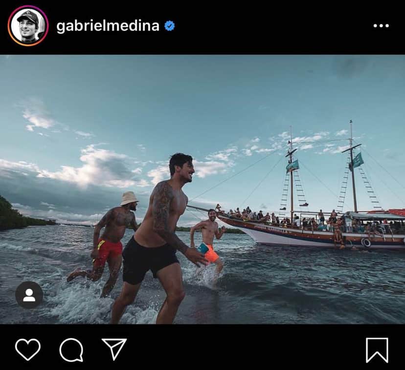 Gabriel Medina e os amigos, Neymar e Bruno Rezende; barriguinha do jogador chama a atenção (Foto: Reprodução) Gabriel Medina e os amigos, Neymar e Bruno Rezende; barriguinha do jogador chama a atenção (Foto: Reprodução)