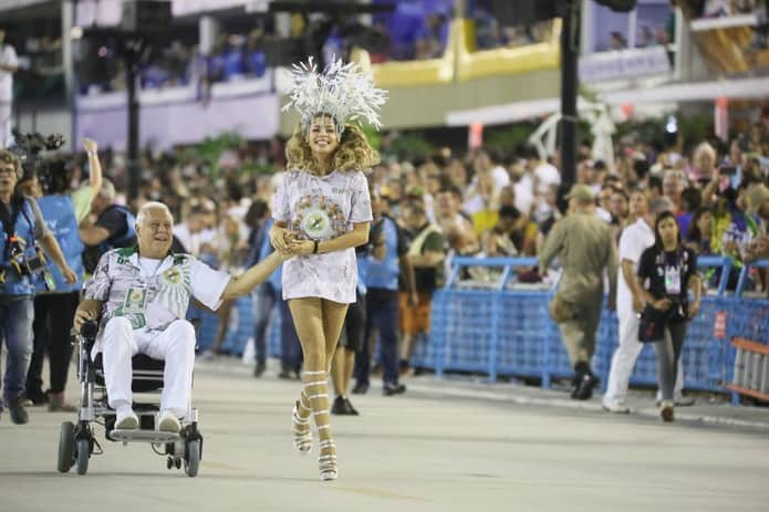 Alberto decide fugir de hospital para passar carnaval com Paloma no sambódromo. (Imagem: Divulgação) Alberto decide fugir de hospital para passar carnaval com Paloma no sambódromo. (Imagem: Divulgação)