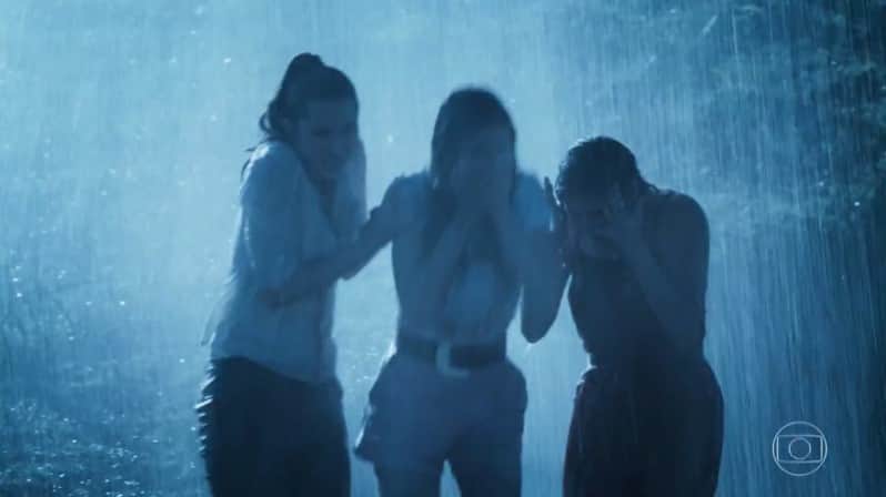 Luna (Juliana Paiva), Kyra (Vitória Strada) e Alexia (Deborah Secco) flagram assassinato em Salve-se Quem Puder (Foto: Reprodução/Globo) Luna (Juliana Paiva), Kyra (Vitória Strada) e Alexia (Deborah Secco) flagram assassinato em Salve-se Quem Puder (Foto: Reprodução/Globo)
