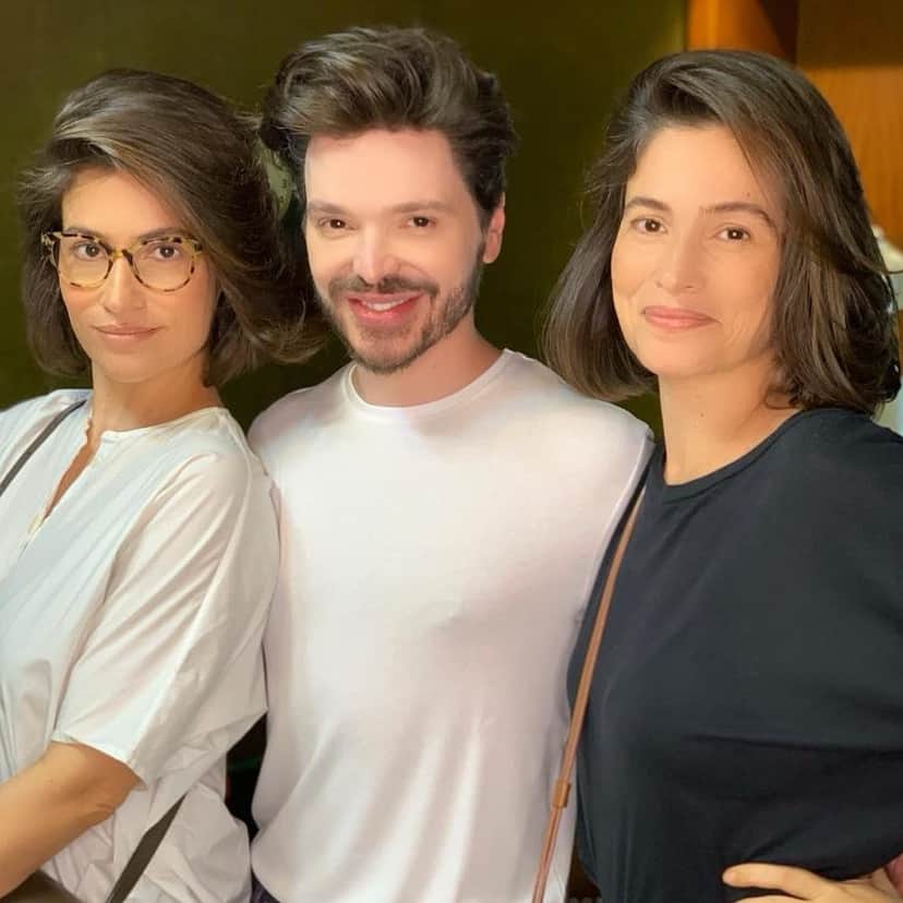 Renata Vasconscellos e irmã gêmea com o cabeleireiro Tiago Parente (Foto: reprodução Instagram) Renata Vasconscellos e irmã gêmea com o cabeleireiro Tiago Parente (Foto: reprodução Instagram)