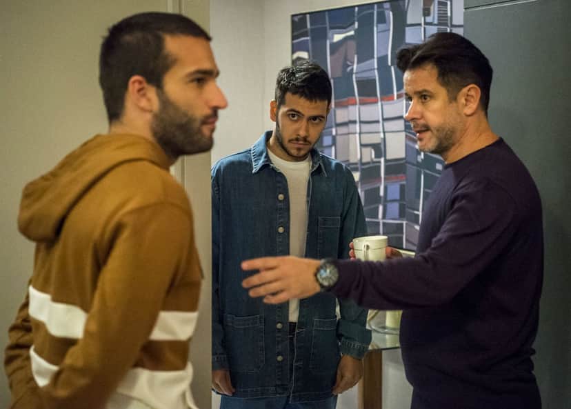 Sandro (Humberto Carrão), Vinícius e Raul em Amor de Mãe (Foto: Reprodução) Sandro (Humberto Carrão), Vinícius e Raul em Amor de Mãe (Foto: Reprodução)