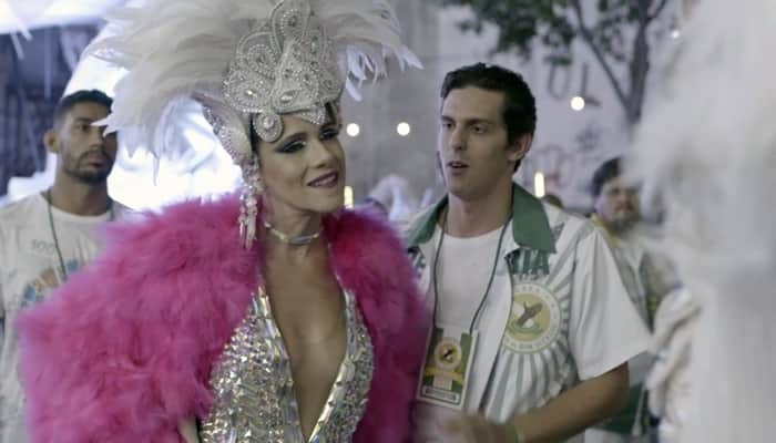 Silvana (Ingrid Guimarães) rouba fantasia de Paloma em Bom Sucesso (Foto: Reprodução/Globo) Silvana (Ingrid Guimarães) rouba fantasia de Paloma em Bom Sucesso (Foto: Reprodução/Globo)