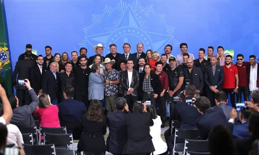 O presidente Jair Bolsonaro em encontro com cantores sertanejos e artistas em Brasília (Foto: Jorge William/Agência O Globo) O presidente Jair Bolsonaro em encontro com cantores sertanejos e artistas em Brasília (Foto: Jorge William/Agência O Globo)